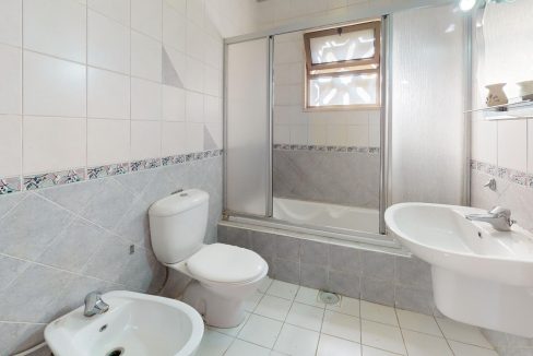 Unfurnished-Apartment-for-Rent-Bathroom 2