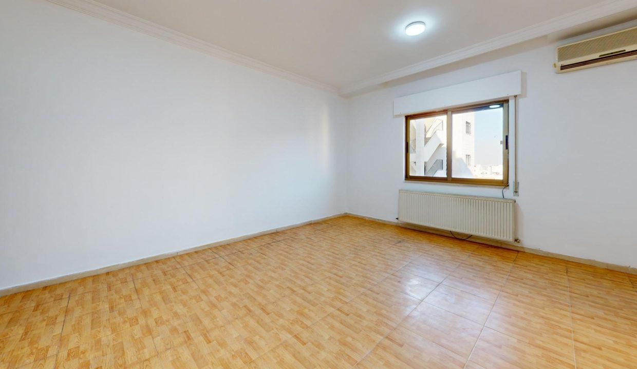 Unfurnished-Apartment-for-Rent-Living-Room 3