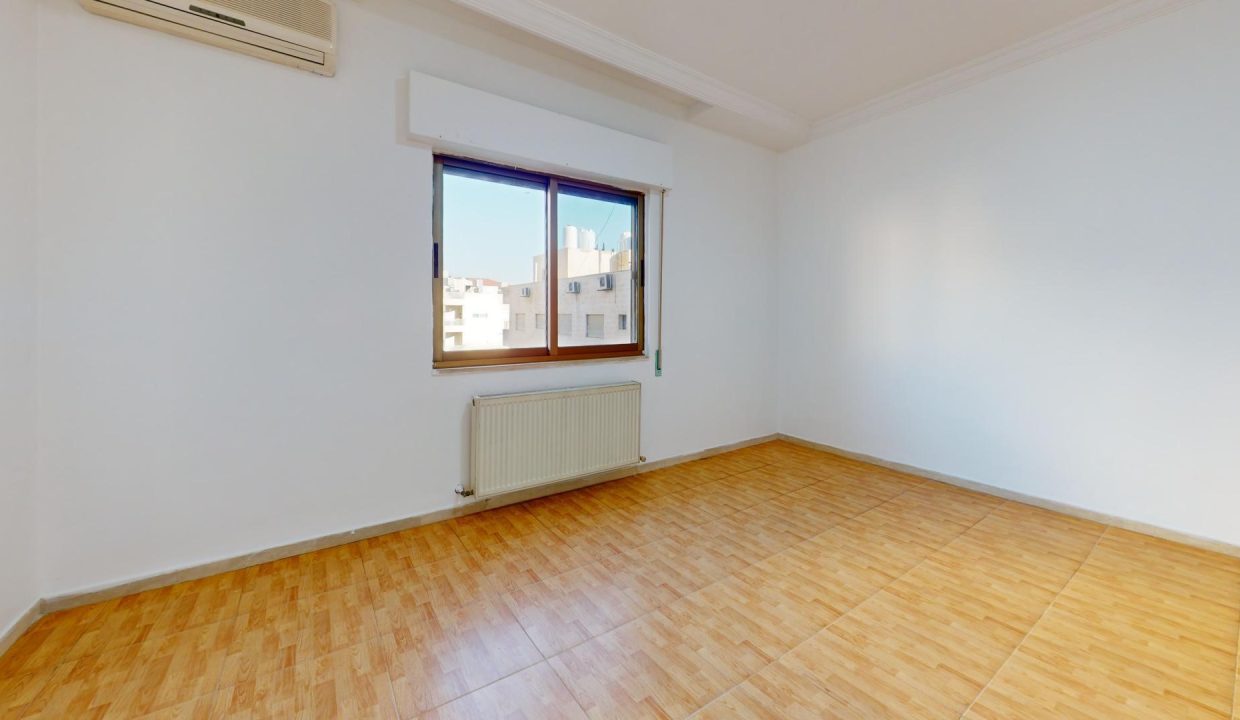 Unfurnished-Apartment-for-Rent-Living-Room 7